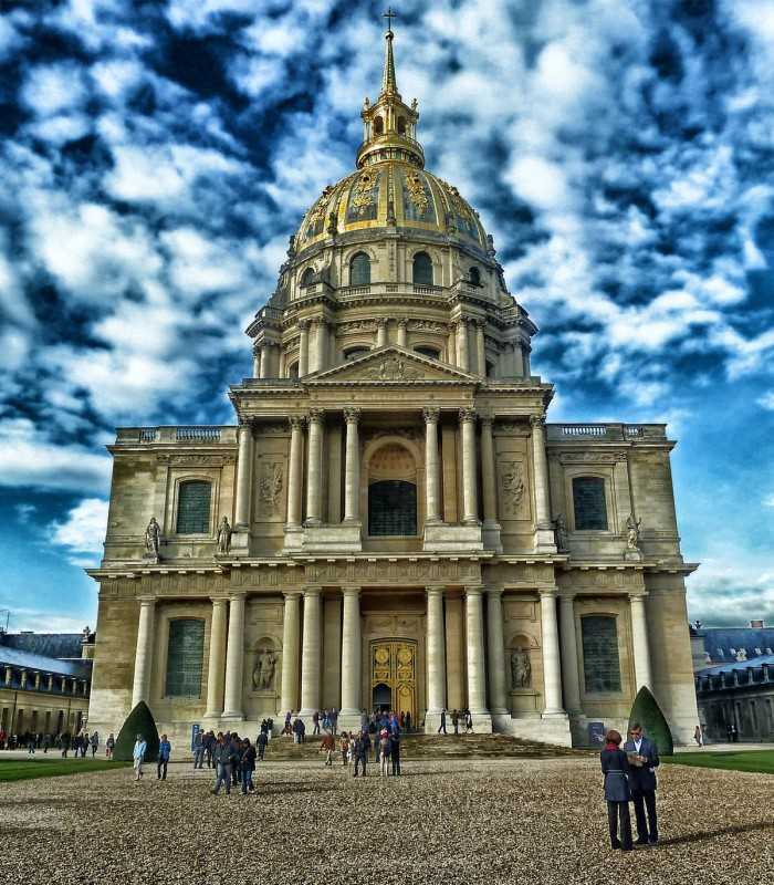 Private guided tour of Les Invalides highlighting the dome’s Beaux-Arts architecture and Napoleon’s burial site