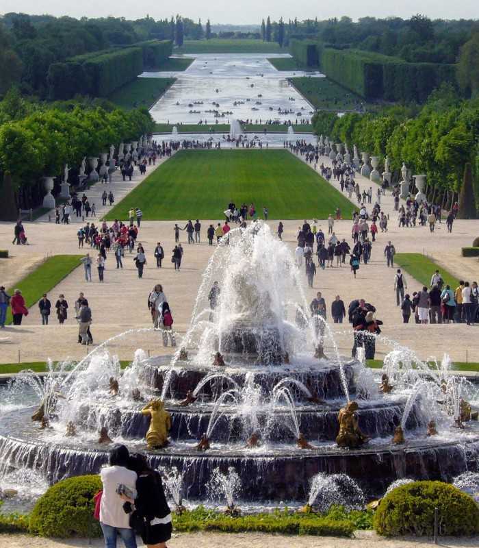 Full-day private guided tour of Versailles Palace with picturesque views of fountains and formal French garden