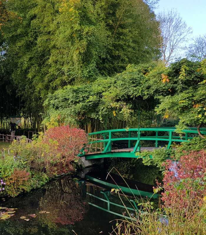 Private guided tour in Giverny featuring the iconic Japanese Bridge