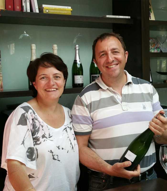 Couple enjoying a private Champagne tour from Paris in the vineyards