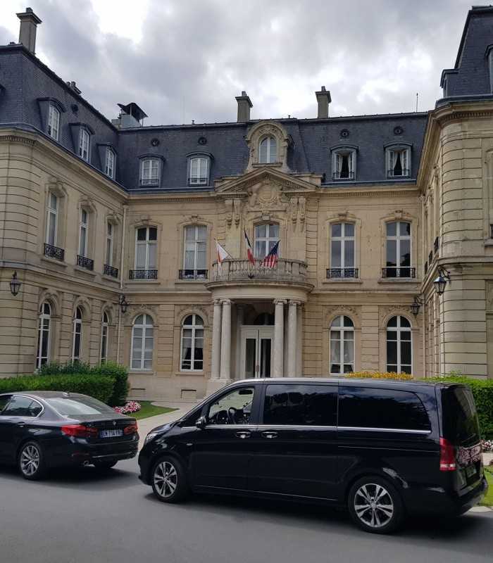 Mercedes van used for a luxury private Champagne tour from Paris