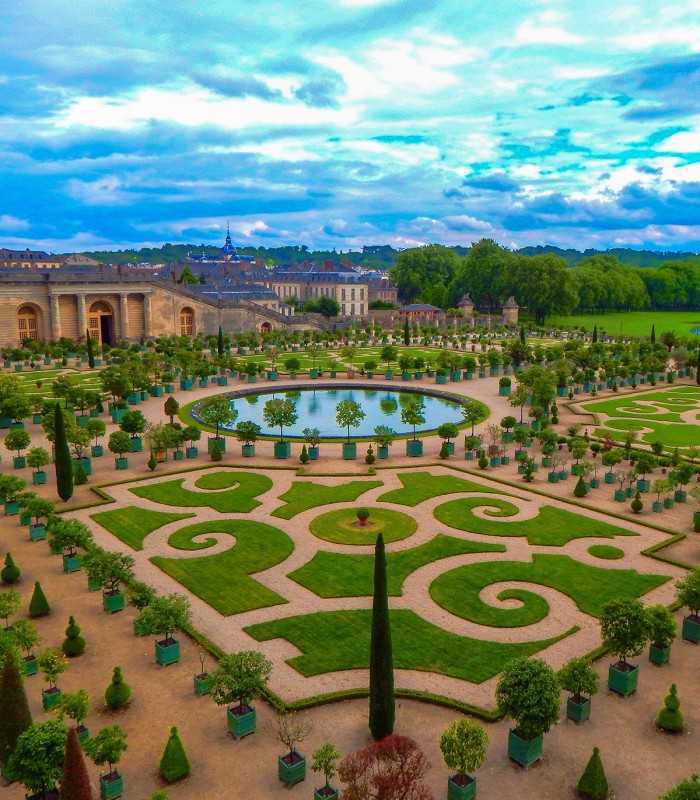 Beautiful Versailles gardens with sculpted hedges and fountains on a guided private excursion