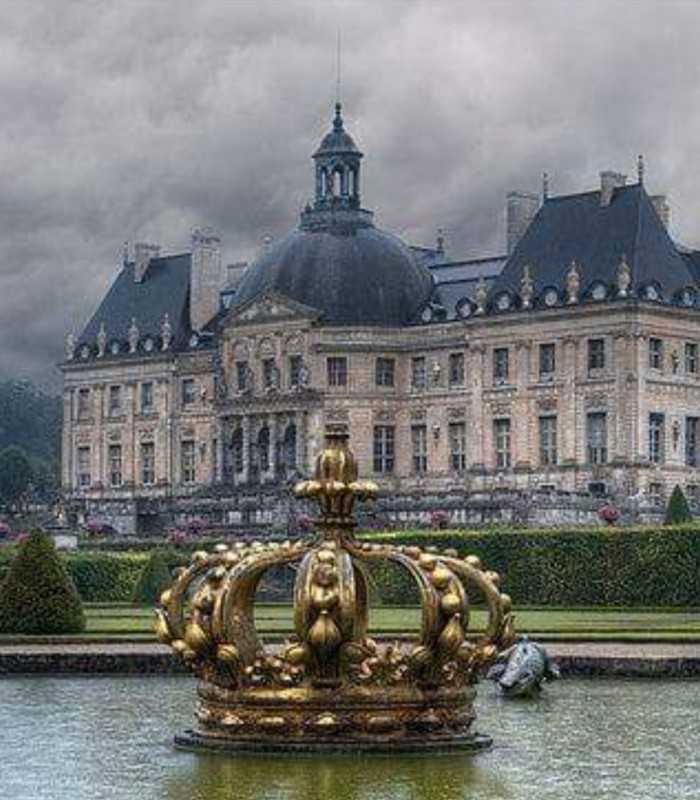 Vaux-le-Vicomte Castle exterior and gardens during a private tour from Paris