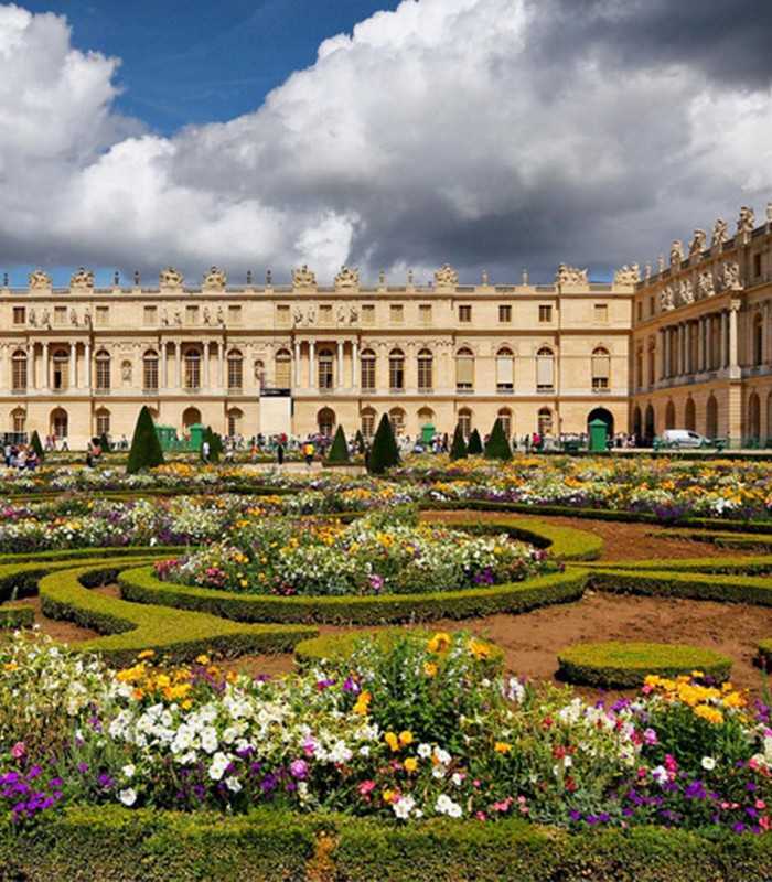 Enjoying a private one-day tour from Paris to Versailles Palace and Chartres Cathedral
