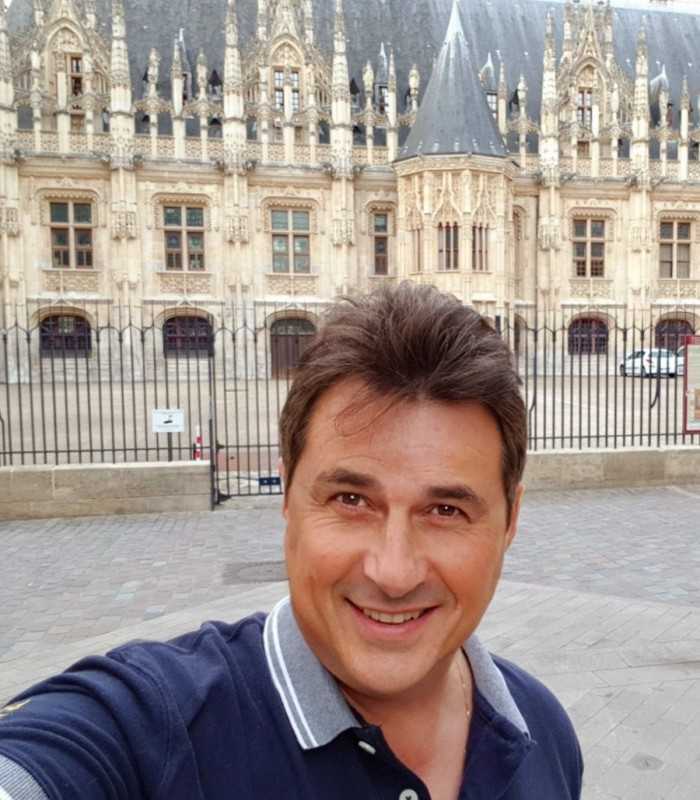 Guest discovering Monet’s home in Giverny and strolling through Rouen’s medieval streets on a private day trip